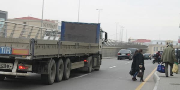 Ziya Bünyadov prospektində avtobus sürücülərinin ölüm oyunu (AÇIQLAMA/FOTOLAR)