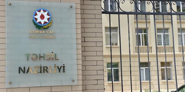"Təhsil Liqası" biabırçılığı: kolbasa-çörək yeyən, dərsdən yayındırılan şagirdlər...