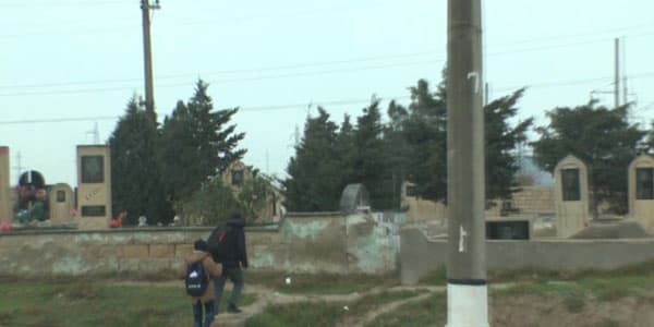 Bu məktəbin yolu qəbiristanlıqdan keçir (VİDEO)