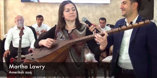 Amerikalı qadın aşıq Qazax toyunda (VİDEO)