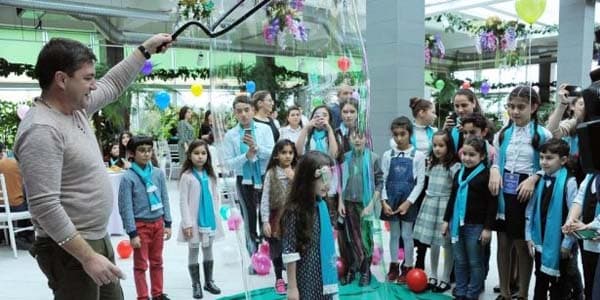 Leyla Əliyeva uşaqların Yeni il şənliyində (FOTO)