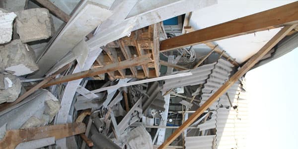 Bakıda yaşayış evi partladı: yaralı var, sakinlər təxliyə olunub