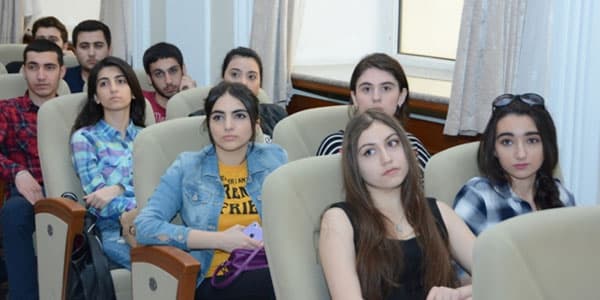 Ləğv edilmiş universitetlər: On minlərlə tələbə ortada qalıb