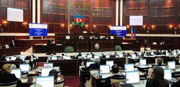 Deputatların maaşı 800 manat artırıldı? (AÇIQLAMA)