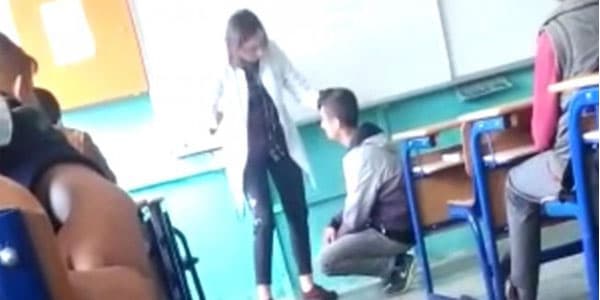 Qadın müəllim şagirdi diz çökdürüb döydü (VİDEO)
