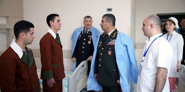 Müdafiə naziri cəbhəboyu hərbi tibb müəssisələrində (FOTOLAR)