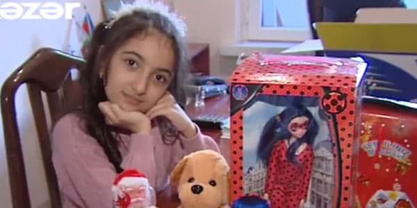 10 yaşlı qızın Şaxta babadan istədiyi hədiyyəni "Azərpoçt" göndərdi (VİDEO)