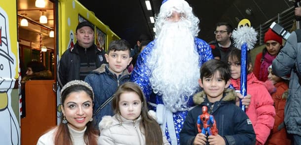 Bakı metrosunda Yeni il sürprizi (FOTOLAR/VİDEO)