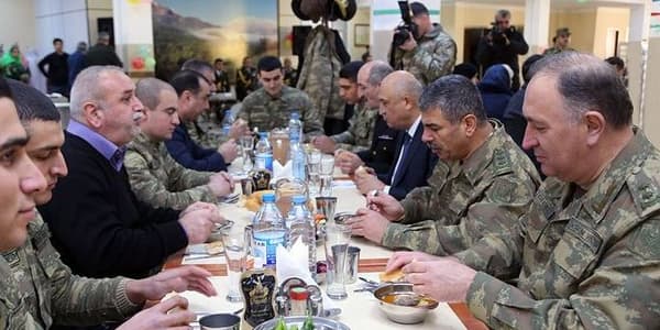 Zakir Həsənov bayram süfrəsi arxasında (FOTOLAR)