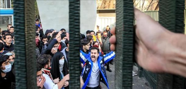 Politoloqlardan İrandakı aksiyalarla bağlı çağırış: "Ehtiyatlı olmalıyıq"