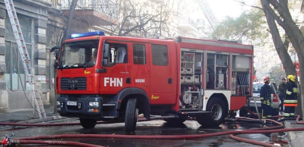 Mingəçevirdə yataqxanada yanğın: 7 nəfər xilas, 17 nəfər təxliyə edildi