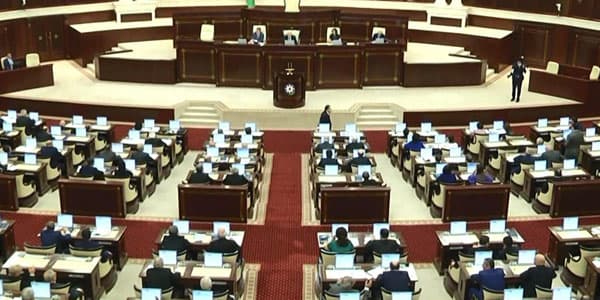 Azərbaycanda deputatların maaşı 800 manat artırılır? (AÇIQLAMA)