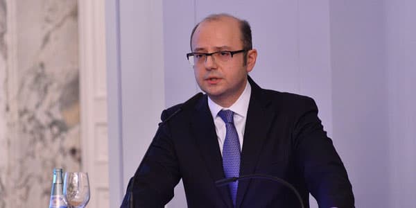 Yeni nazir struktur islahatlarına başladı