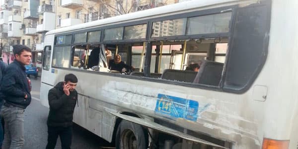 Bakıda avtobus "betonqarışdıran"a çırpıldı: yaralılar var (FOTOLAR)