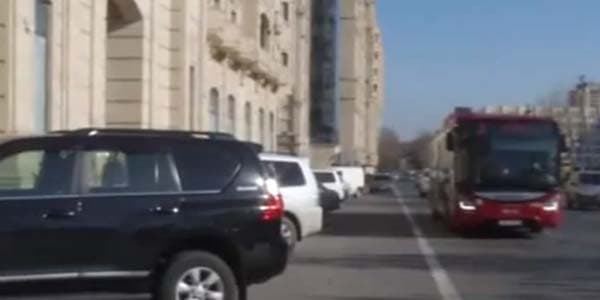 Bakıda avtobus zolağını ödənişli dayanacağa çevirdilər (VİDEO)