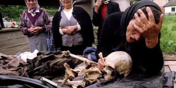 Oğlunun sümüklərinə qovuşan ana, topun ağzında ölümünü gözləyən iranlı (FOTOLAR)