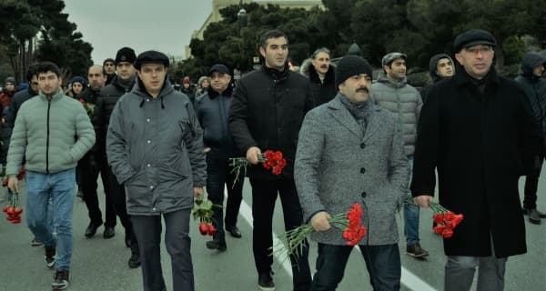"Nikoil Bank"ın kollektivi Şəhidlər Xiyabanını ziyarət etdi (FOTOLAR)