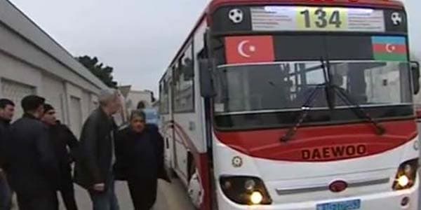 Müffəttişlər avtobusları saxladı, sərnişinlər yolda qaldı (VIDEO)