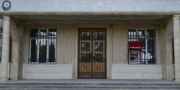 "Qaçqınkom" 20 ildir kirayədə yaşayan aprel qazisinə ev vermir