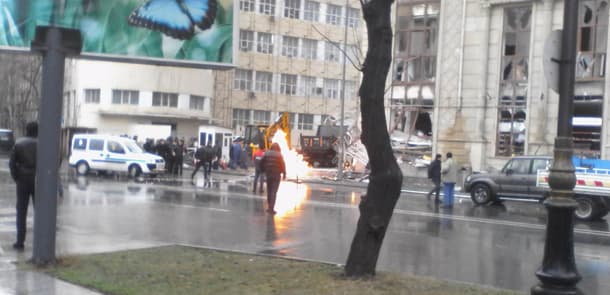 Bakıda partlayış yerində kuryoz hadisə: siqaretlə yanğını yenidən başlatdı (VİDEO)