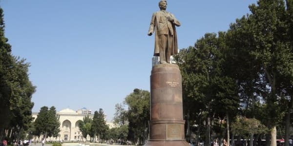 BŞİH Bakının mərkəzi parklarına peyin tökdü, şəhərə xoşagəlməz qoxu yayıldı (AÇIQLAMA)