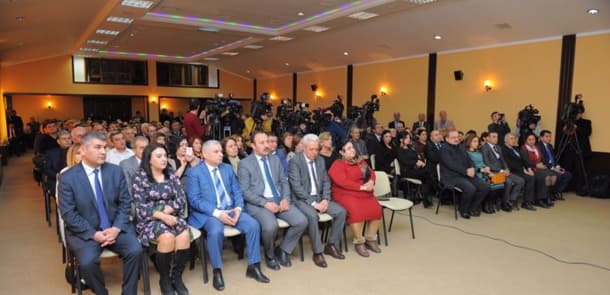 Yeni mənzillərin açarları jurnalistlərə təqdim edildi (FOTOLAR)