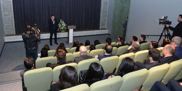 Azərbaycan orta məktəblərdə neçə müəllim çalışır?