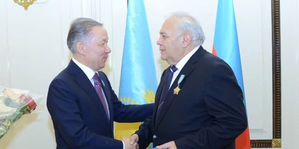 Nazarbayev Oqtay Əsədovu təltif etdi