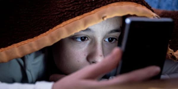 Ekspertlər xəbərdar edir: Azyaşlı uşaqları Facebook-a buraxmayın!