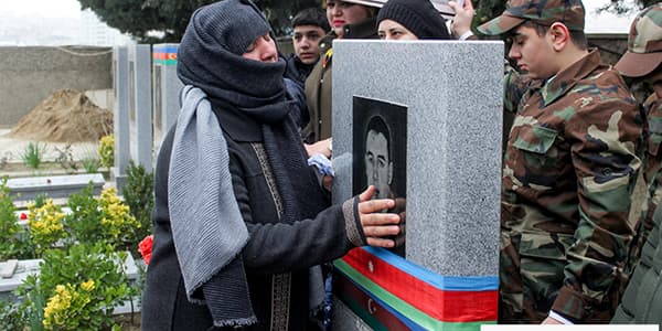 Anası Mübariz İbrahimovun məzarı başında (FOTOLAR)