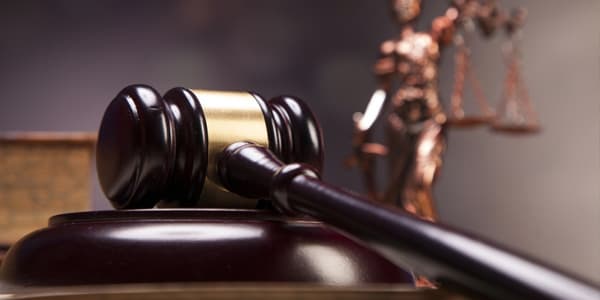 "Qoca"nın qaçmasına kömək edən qadın və taksi sürücüsünün həbs müddəti uzadılıb