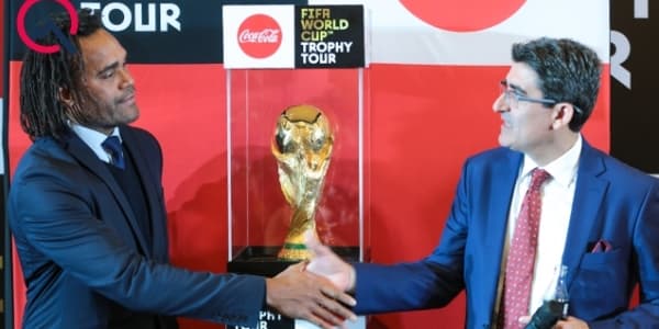 FİFA dünya kubokunu Bakıya gətirdi (FOTOLAR)
