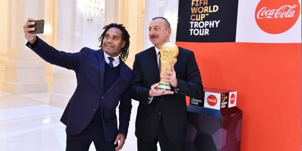 Dünya çempionu İlham Əliyevlə selfi etdi (FOTO)