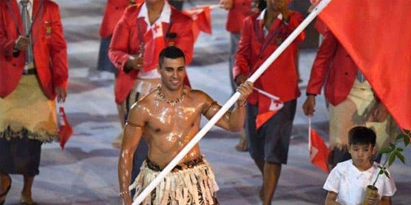 20 dərəcə şaxtada bayrağı çılpaq daşıyan idmançının sirri açıqlandı (FOTOLAR)