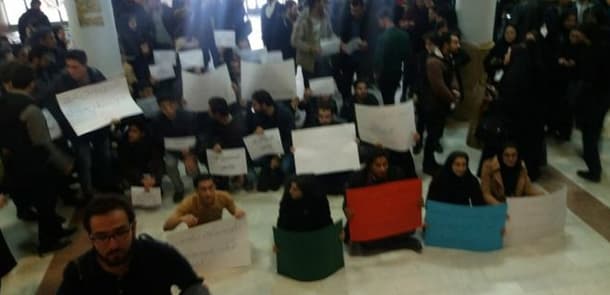 Təbriz universitetində "ana dili aksiyası": "Ruhani, vədlərin hanı?"