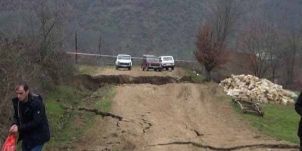 Lənkəranda torpaq sürüşməsi : kəndlə rayonun əlaqəsi kəsildi