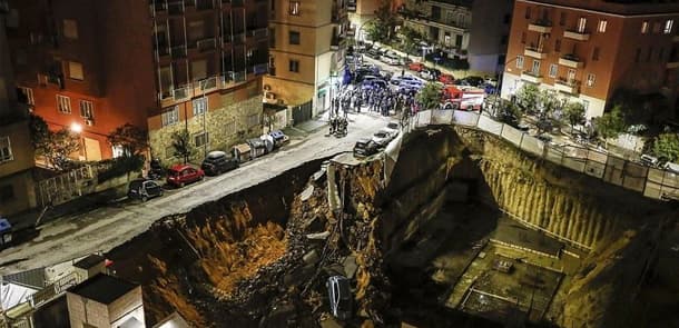 Romada yol çökdü: 6 avtomobil çuxura düşdü, 20 ailə evindən oldu (FOTO)