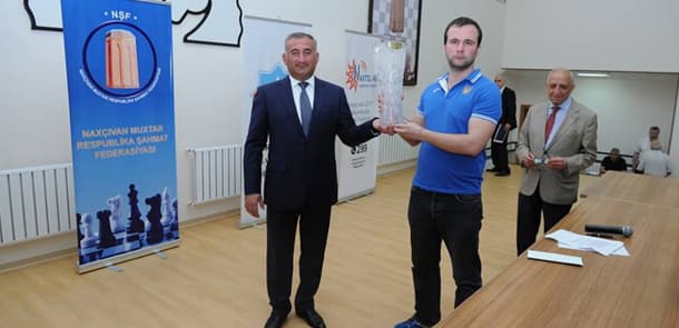Naxçıvan icra başçısı şahmatçının pulunu vermir