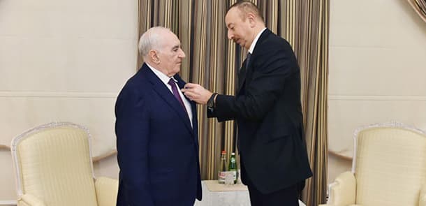 İlham Əliyev Fəttah Heydərovu təltif etdi