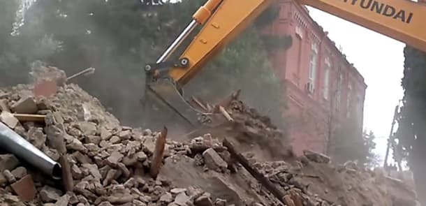 Gəncədə özbaşınalıq: İcra başçısı sakinləri zorla evindən çıxardır (ŞİKAYƏT)