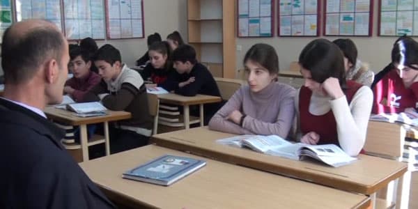 Azərbaycanlı müəllimin gözləri görməsə də, 28 ildir dərs keçir (VİDEO)