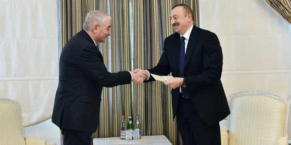 Məzahir Pənahov namizədlik vəsiqəsini İlham Əliyevə təqdim etdi (FOTOLAR)