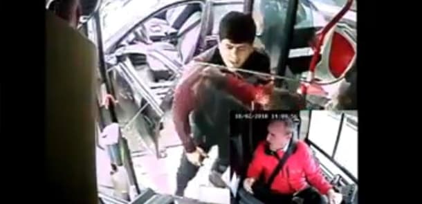"BakuBus"un sürücüsünü söyüb, üzünə tüpürdü (VİDEO)