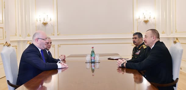 İlham Əliyev Gürcüstanın müdafiə nazirini qəbul edib