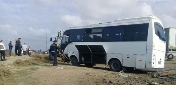 Yevlaxda şagirdləri aparan mikroavtobus qəzaya düşdü: 19 yaralı var (YENİLƏNİB)