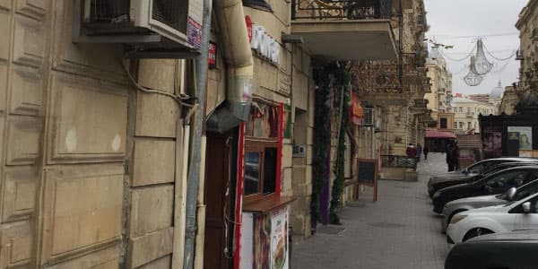 Məmurlar Bakının mərkəzində binaya girişi bağlayıb dönərxana açdılar (FOTO/VİDEO)
