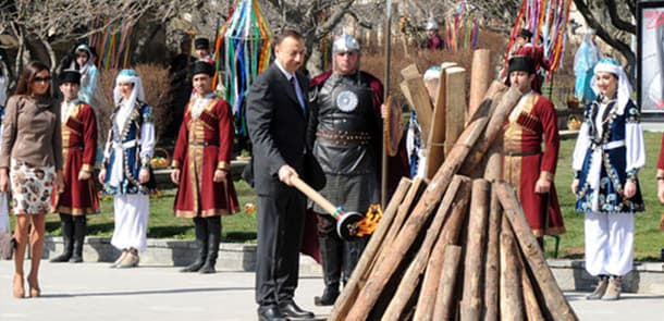 Prezident bayram tonqalını yandırdı
