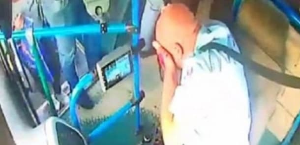 Bakıda qadın avtobus sürücüsünü döydü