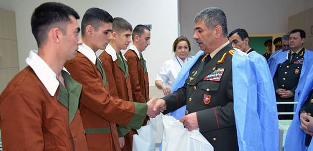Zakir Həsənov hospitalda müalicə olunan hərbçilərə baş çəkib (FOTOLAR)
