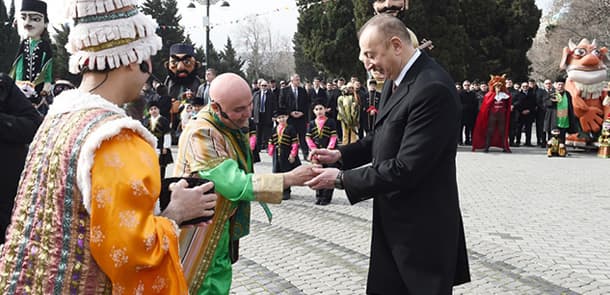İlham Əliyev yumurta döyüşdürdü (FOTOLAR)